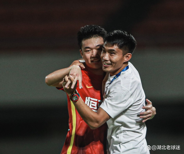 ayx体育羽毛球超级杯焦点战：胶东雄狮队大胜洞庭雷豹队，外线火力全开。中场绞杀压制对手的简单介绍